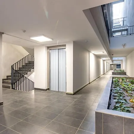 Apartment Balcony - Rooftop Access - New *